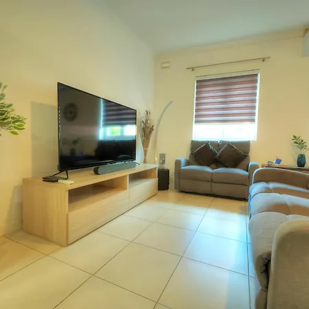 Bright & Spacious 3 Bedrooms Near Seafront Post1-1 *